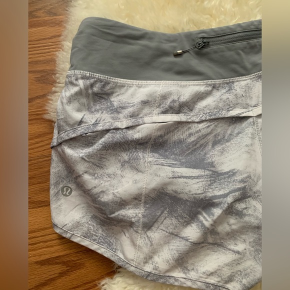 Lululemon speed up short 2.5 size 8 - Picture 3 of 4
